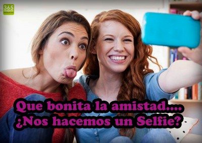 Imagen de dos amigas haciendo un selfie