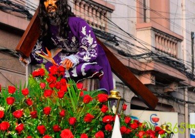 Jesús portando la cruz