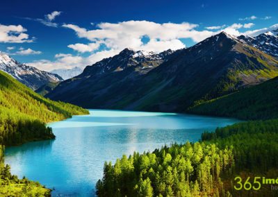 Lago entre montañas