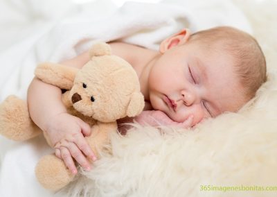 Niño durmiendo con osito