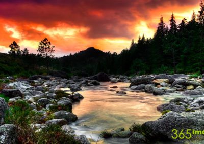 Río montaña atardecer