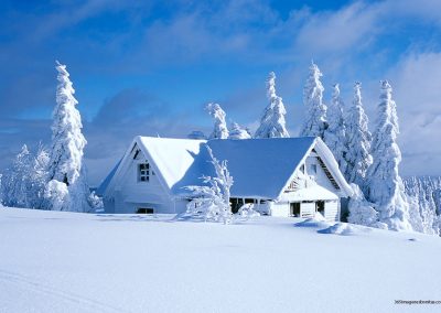 Paisaje nevado en una casita rural