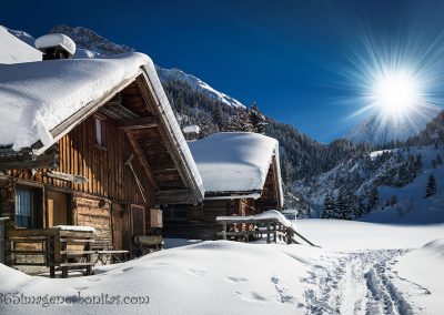 Cabaña en la montaña con nieve