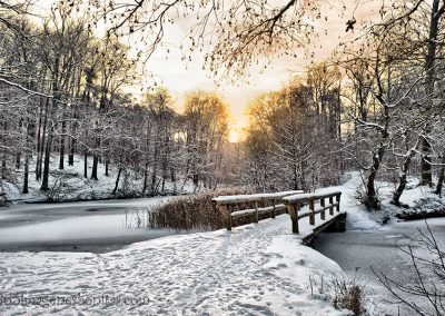 Puente sobre río helado con nieve