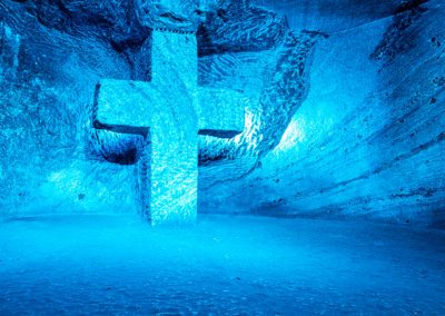 Cruz azul que simboliza la fe catedral de sal en Bogotá