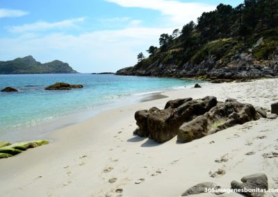 Faro en las islas Cies, España