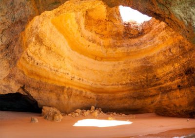 Cueva en playa Benagil en Algarve Portugal