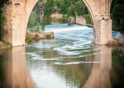 Reflejo de puente en río de Toledo España